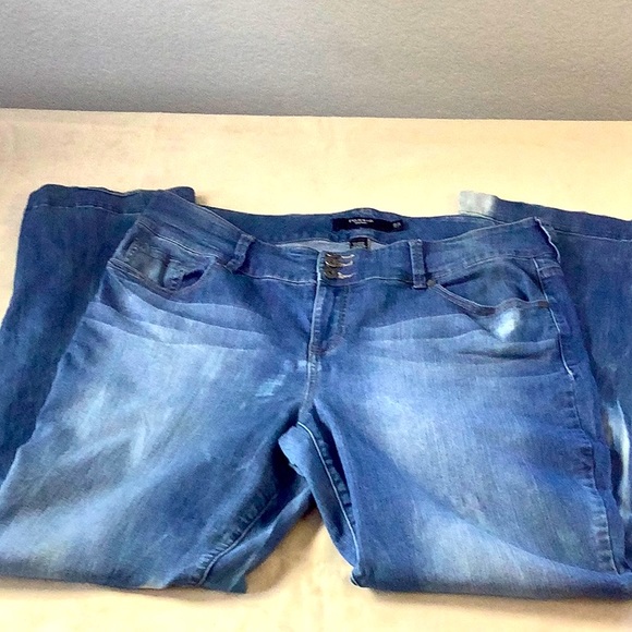 TORRID Three-Button Flared Jeans - Light Wash 2OR Blue Denim Retro, Stretchy - Picture 3 of 10